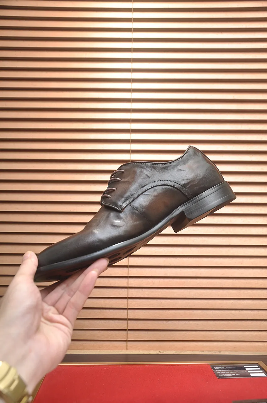 Men's shoes 💰580💶 Brand: GUCCI (Gucci) Standard code: Men's code 38/44 (45 can be customized) Grade: Same as the official website Original quality Material: Original cowhide Water-dyed cowhide lining Original rubber outsole Style category: Men's fashionable casual leather shoes Distinguished big-name luxury elements Top luxury Color: Actual picture